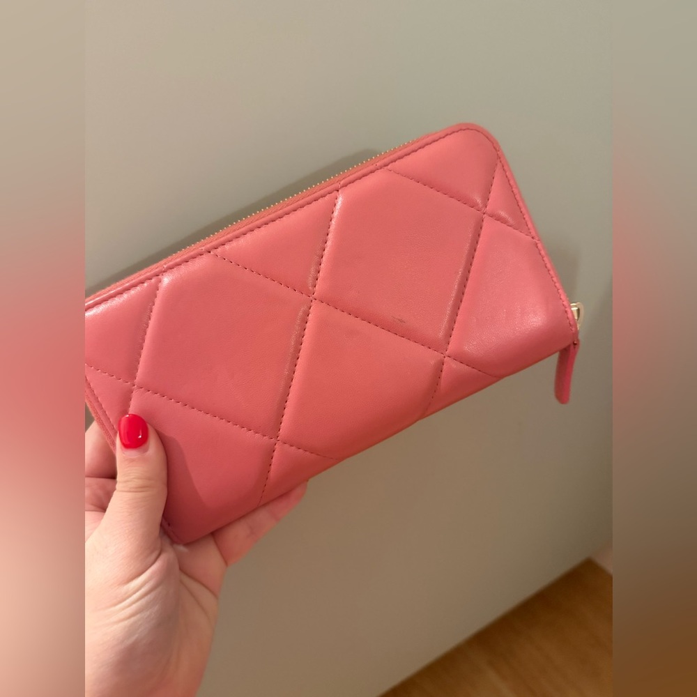 CHANEL 19 Pink Quilted Zip Around Wallet with Gold Logo- authentic! Like new! - Picture 5 of 11